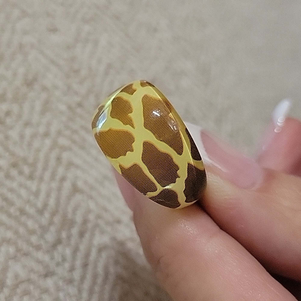 GIRAFFE PRINT ACRYLIC RING - Picture 5 of 6